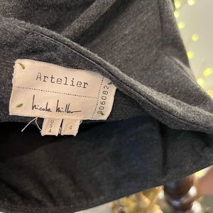 Nicole Miller Artelier ruched pencil skirt hits the knee size 4